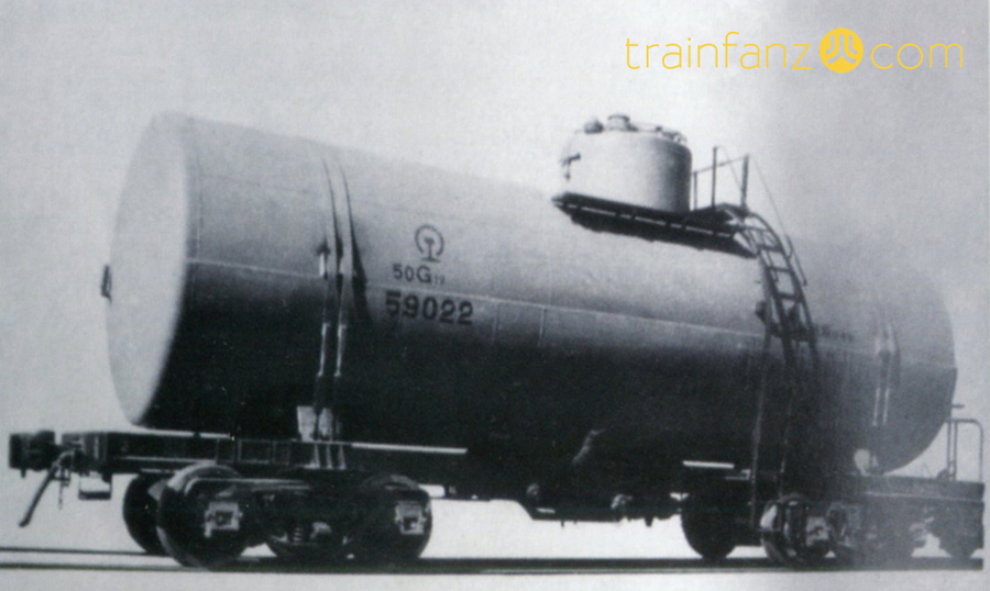 G50型轻油罐车，注意罐体顶部的大型空气包设计 （图 CRRC）