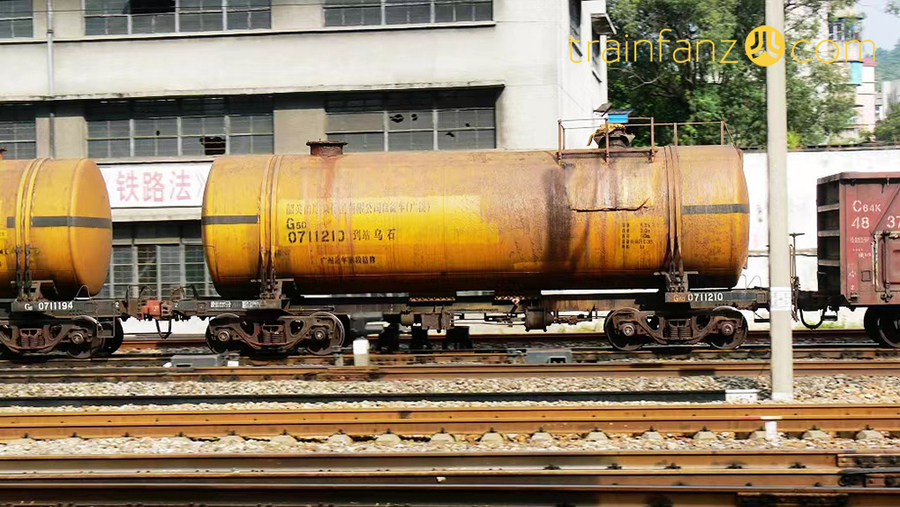 G50罐车的黄色涂装版，从结构上看是自备车企业根据
自己需要进行过改造。 （图 谭智泉）