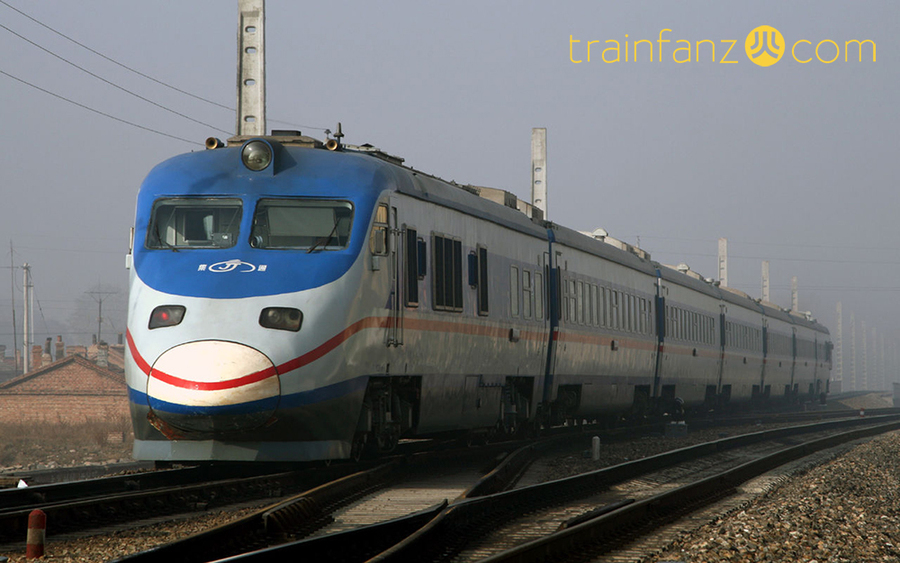 旱露号内燃动车组（图 覃宇）