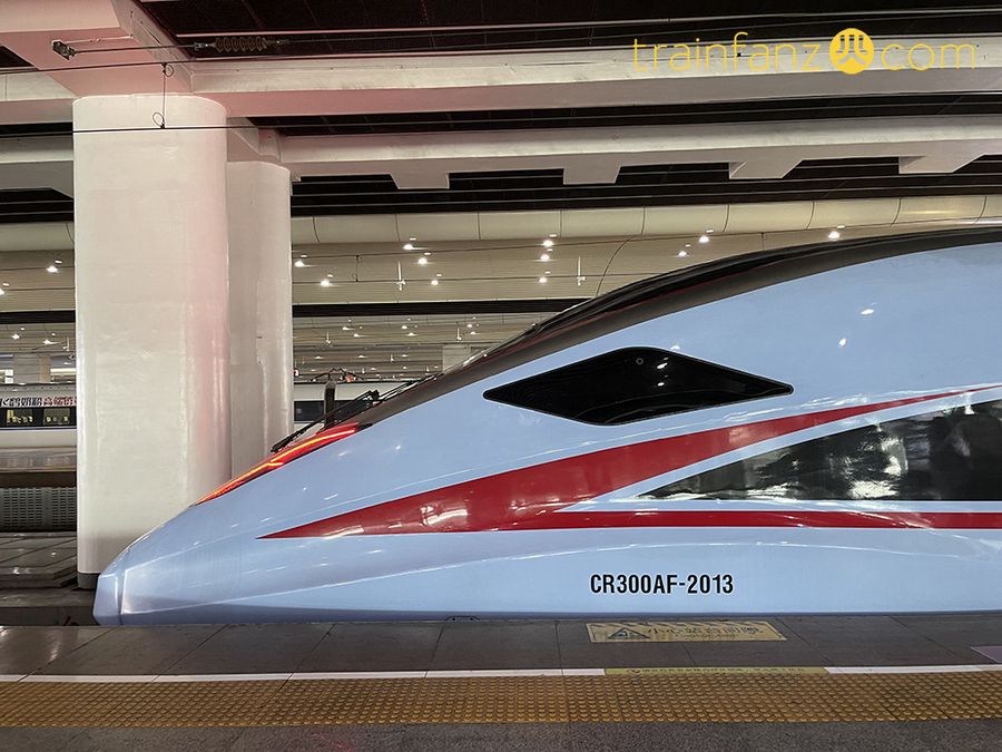 CR300AF动车组的车头侧面（图 曾嘉乐）