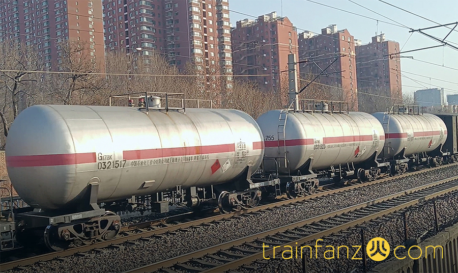 G17BK罐车的银罐红带版本（图 梓川千夏）