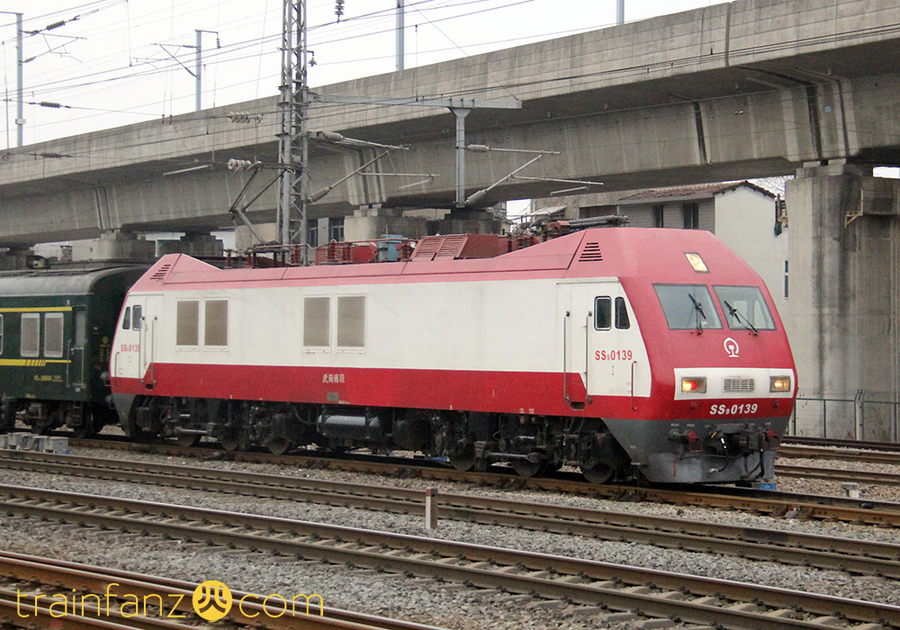 SS9G型电力机车的侧面（图 K2Cr2O7）