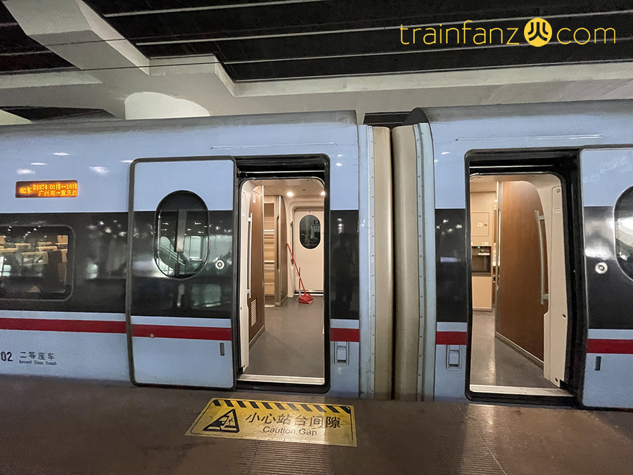 CR300AF动车组的车厢连接处风挡（图 曾嘉乐）