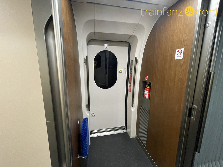 CR300AF动车组的车门处（图 曾嘉乐）