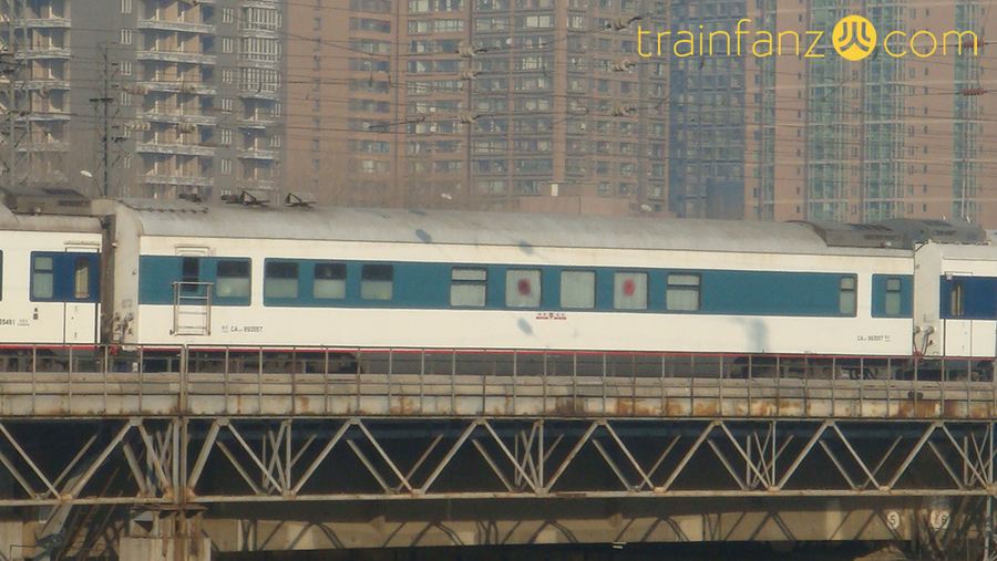 CA25T餐车的侧面，注意车辆右端侧墙多了两个小窗户 （图 K2Cr2O7）