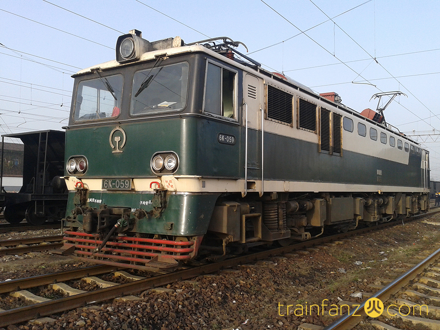 6K电力机车在后来排障器改为了红色 （图 张宁）