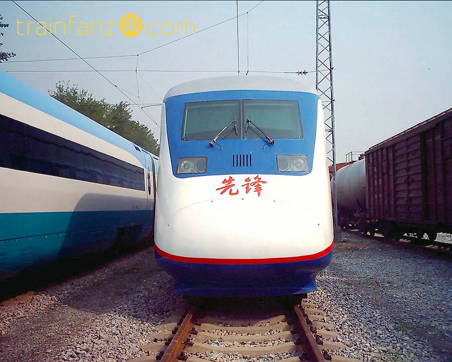 先锋号动车组车头正面（图 王旭）