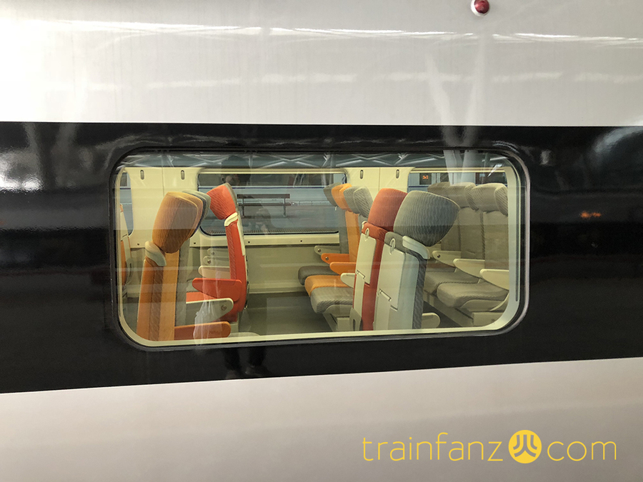 “动感号”车上可以换向的座椅 （图 Akira）