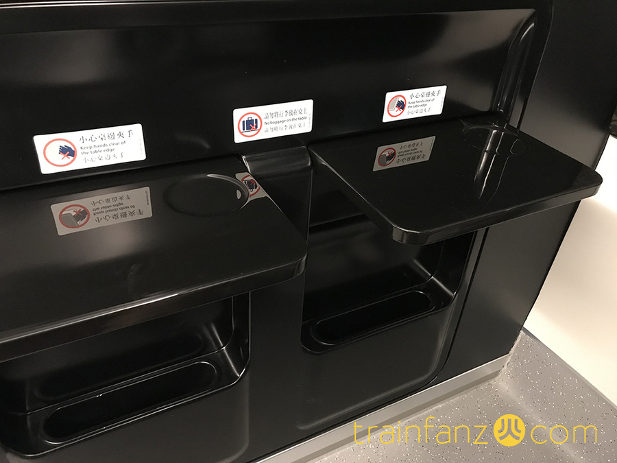 “动感号”车上的一等座车端墙上的可折翻的小桌板（图 Akira）