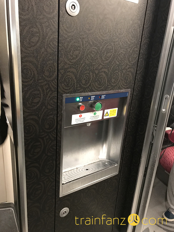 “动感号”车上的电热饮水器 （图 Akira）