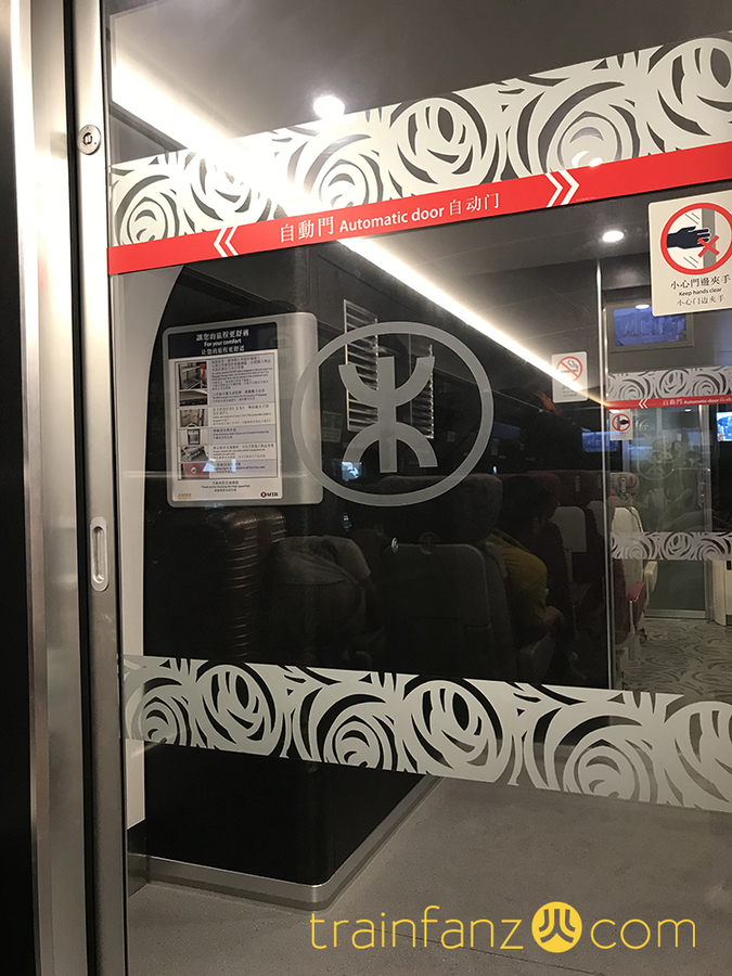 “动感号”车上的自动玻璃趟门 （图 Akira）