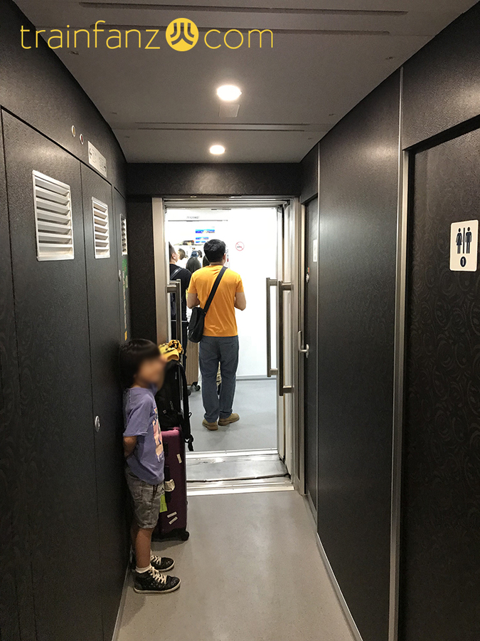 “动感号”车上的车厢连接处的过道（图 Akira）