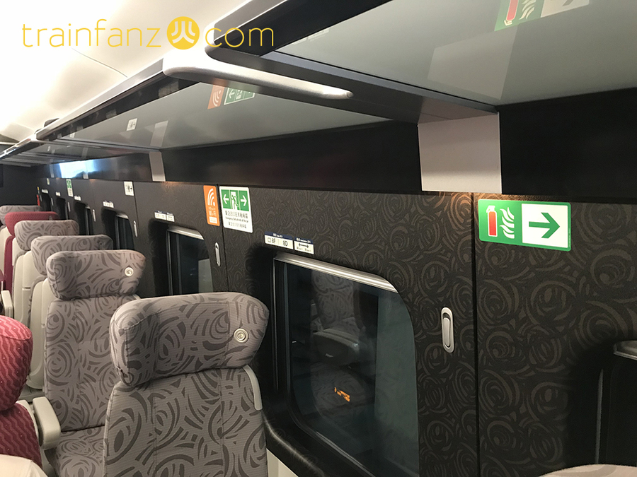 “动感号”一等座车上的各种安全指引标识（图 Akira）