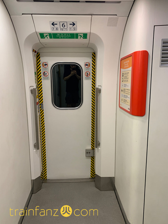“动感号”的车门处（图 Akira）