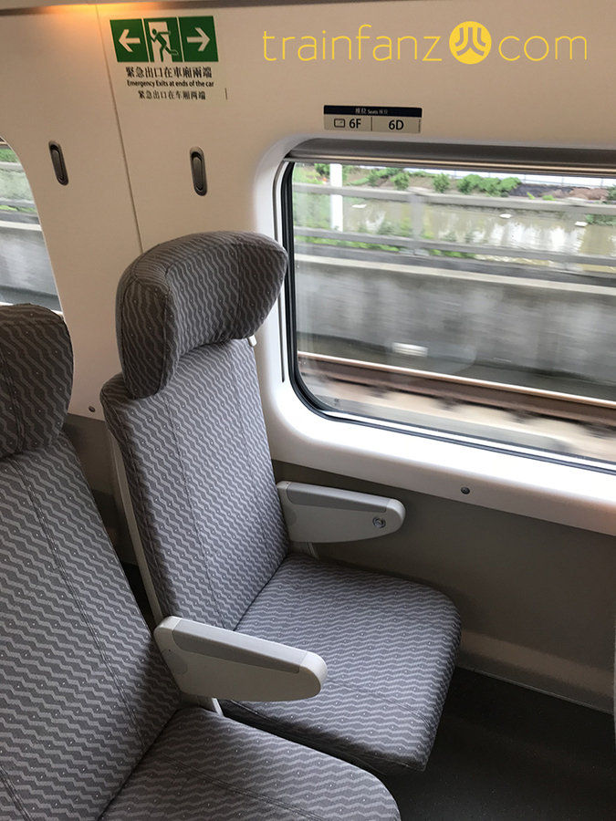 “动感号”车上的二等座车座椅（图 Akira）