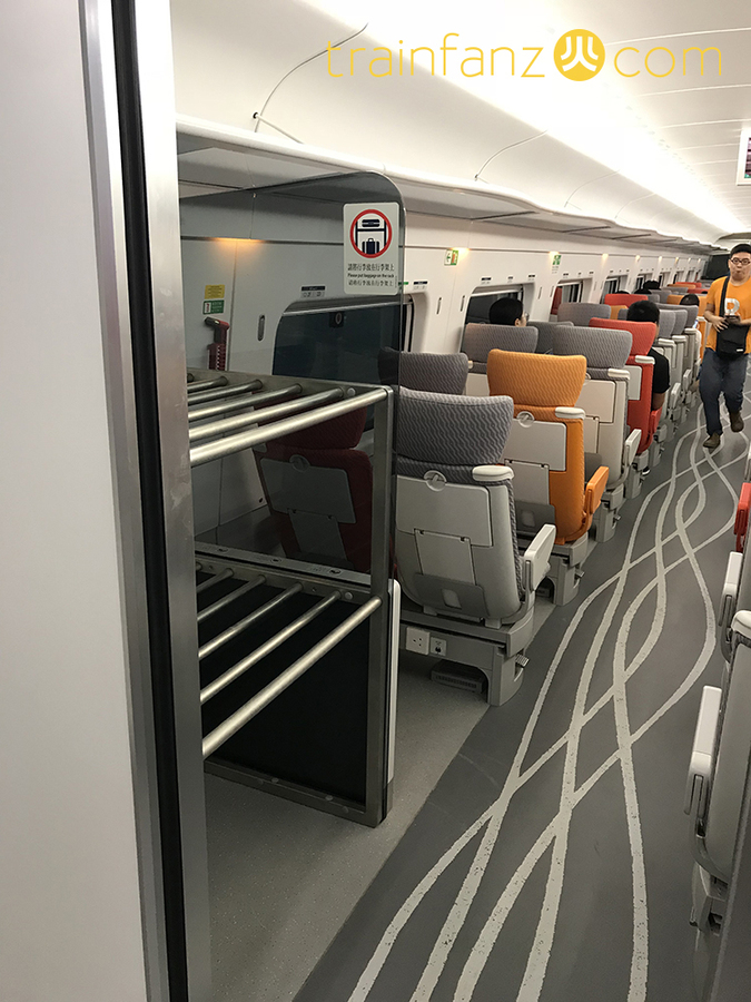 “动感号”车上的行李架（图 Akira）