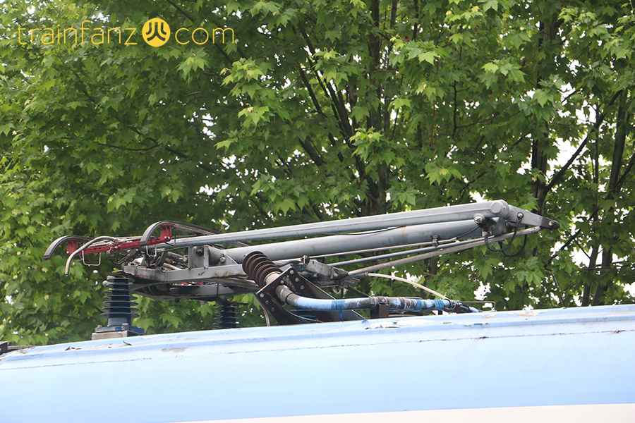 先锋号动车组车头的受电弓（图 林志华）