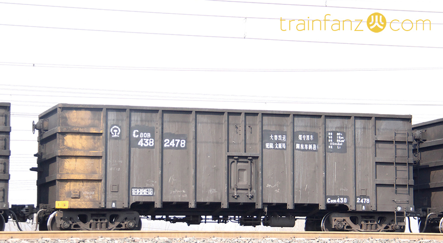 C80B敞车的侧面，车身的涂装为黑黄色搭配是目前主流的涂装（图 K2Cr2O7）