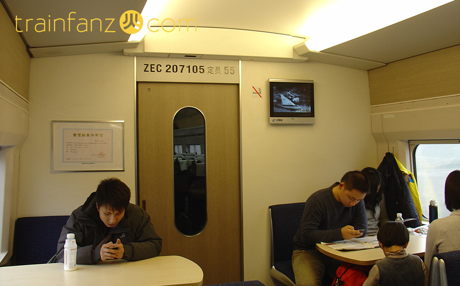 CRH2C动车组餐车用餐区（图 Akira）