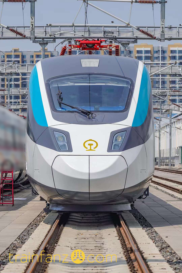 CR220J动车组的车头正面 （图 小铁迷）