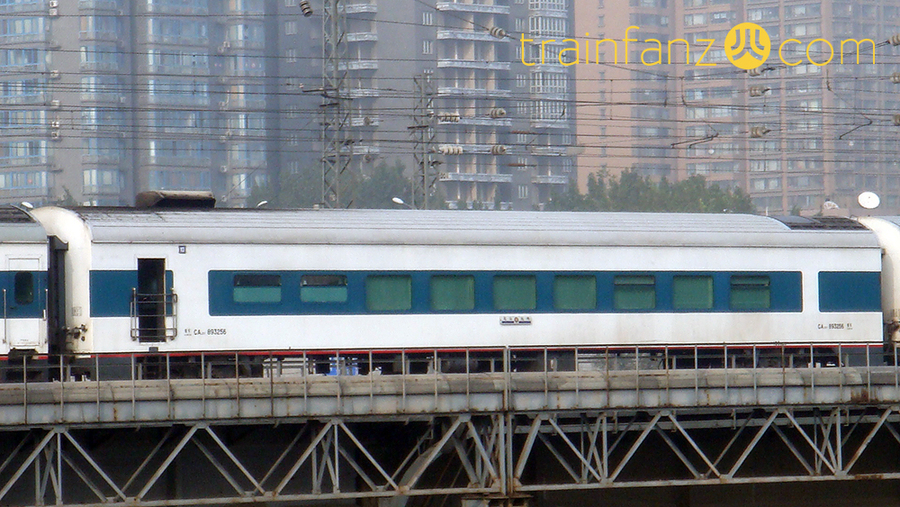 CA25T型餐车的侧面，此为庞巴迪版，注意车顶的横棱 （图 K2Cr2O7）