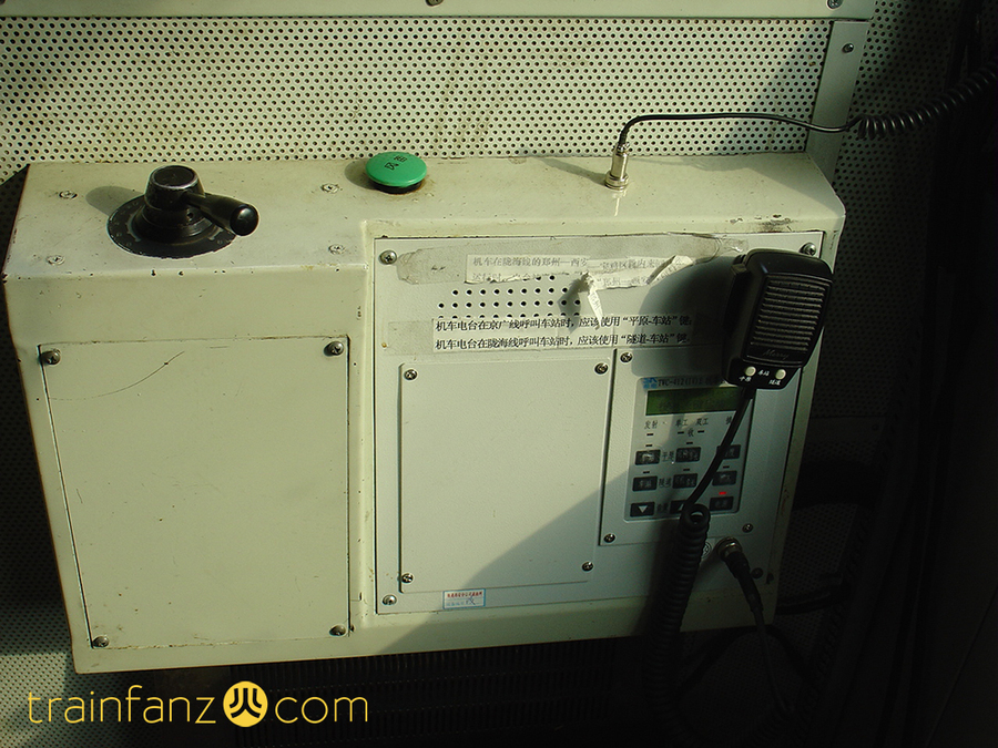 SS7E机车的司机室旁的设备 （图 DF11-0128）