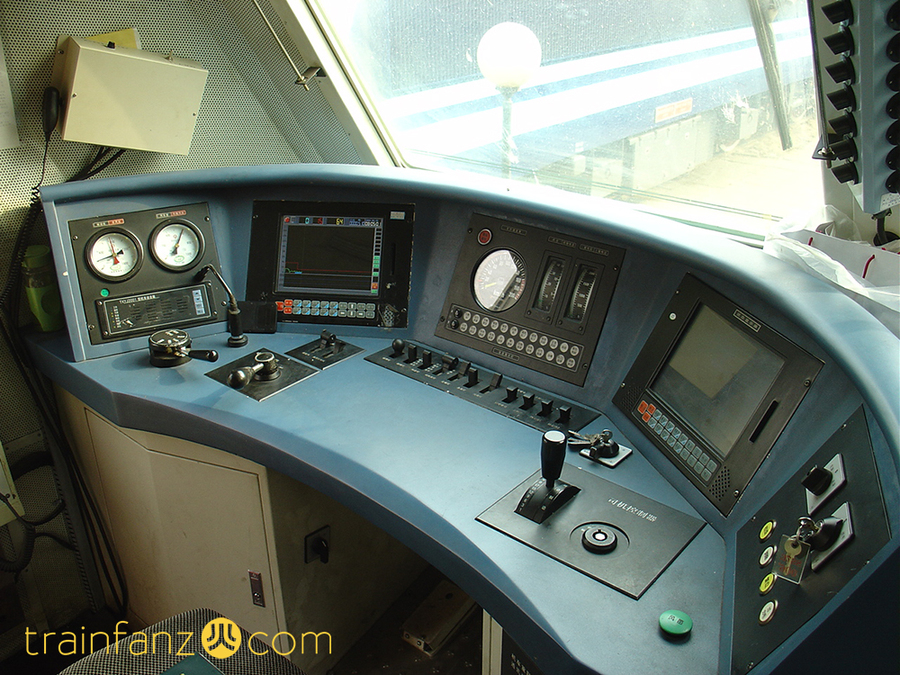 SS7E机车的驾驶台 （图 DF11-0128）