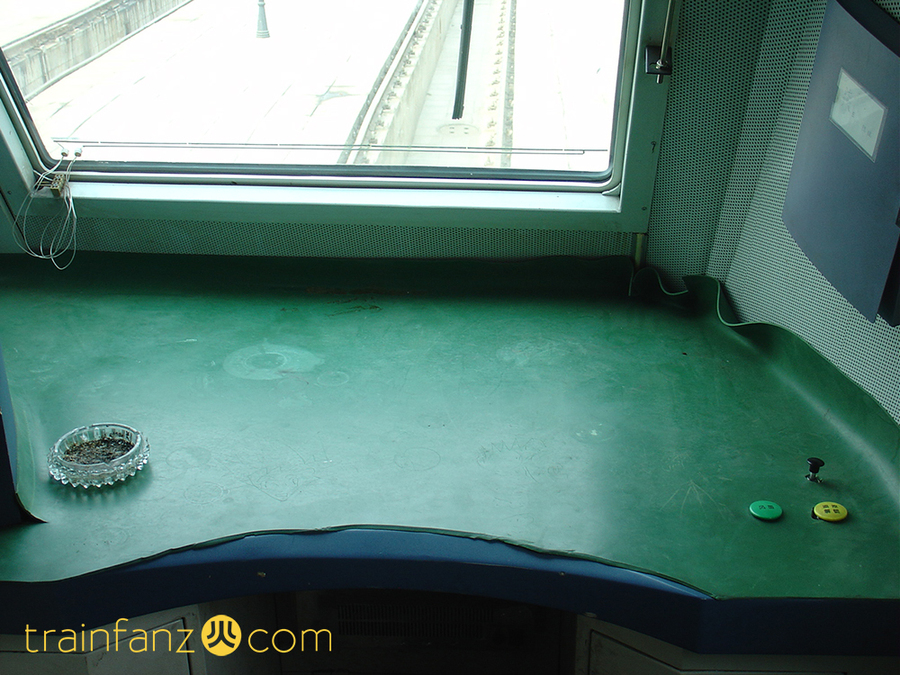 SS7E机车的副司机的工作台 （图 DF11-0128）