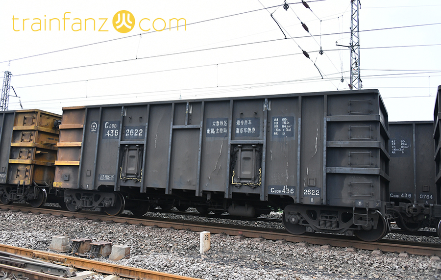 C80B敞车的侧面，注意侧墙的设计，侧墙卸料门增加至2个（图 K2Cr2O7）