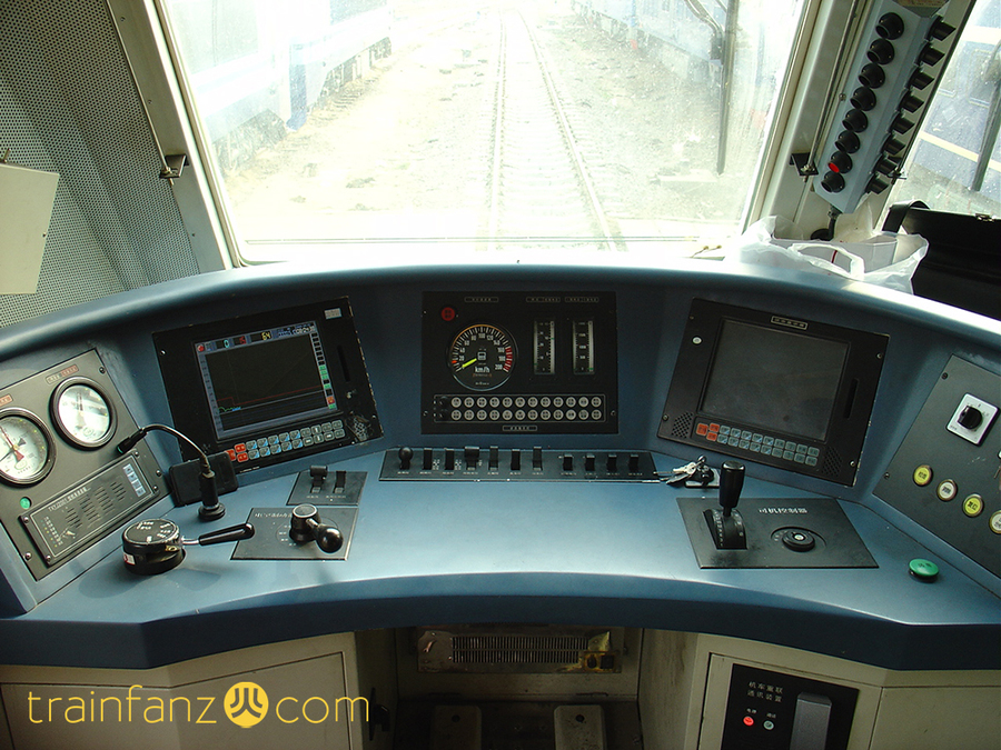 SS7E机车的驾驶台 （图 DF11-0128）