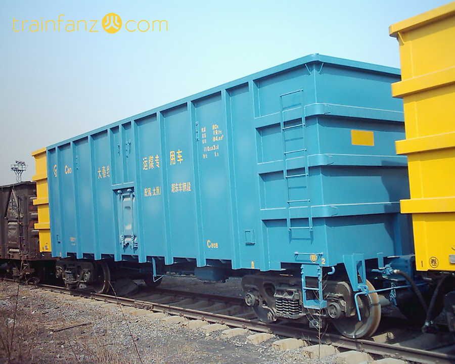 C80B敞车端面（II 端），车身涂装也有天蓝色配黄色的搭配（图 王旭）