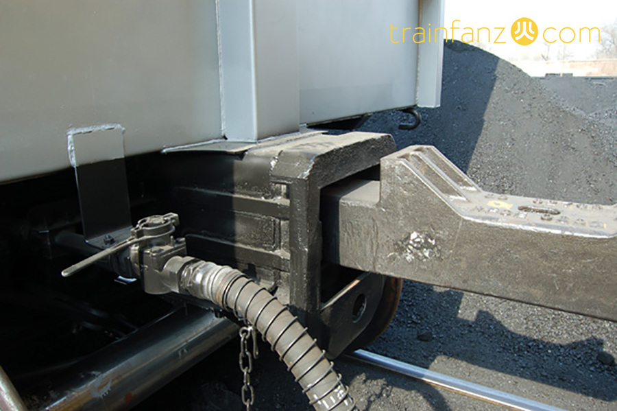 C80B敞车的车组牵引杆特写（图 紫葡萄）